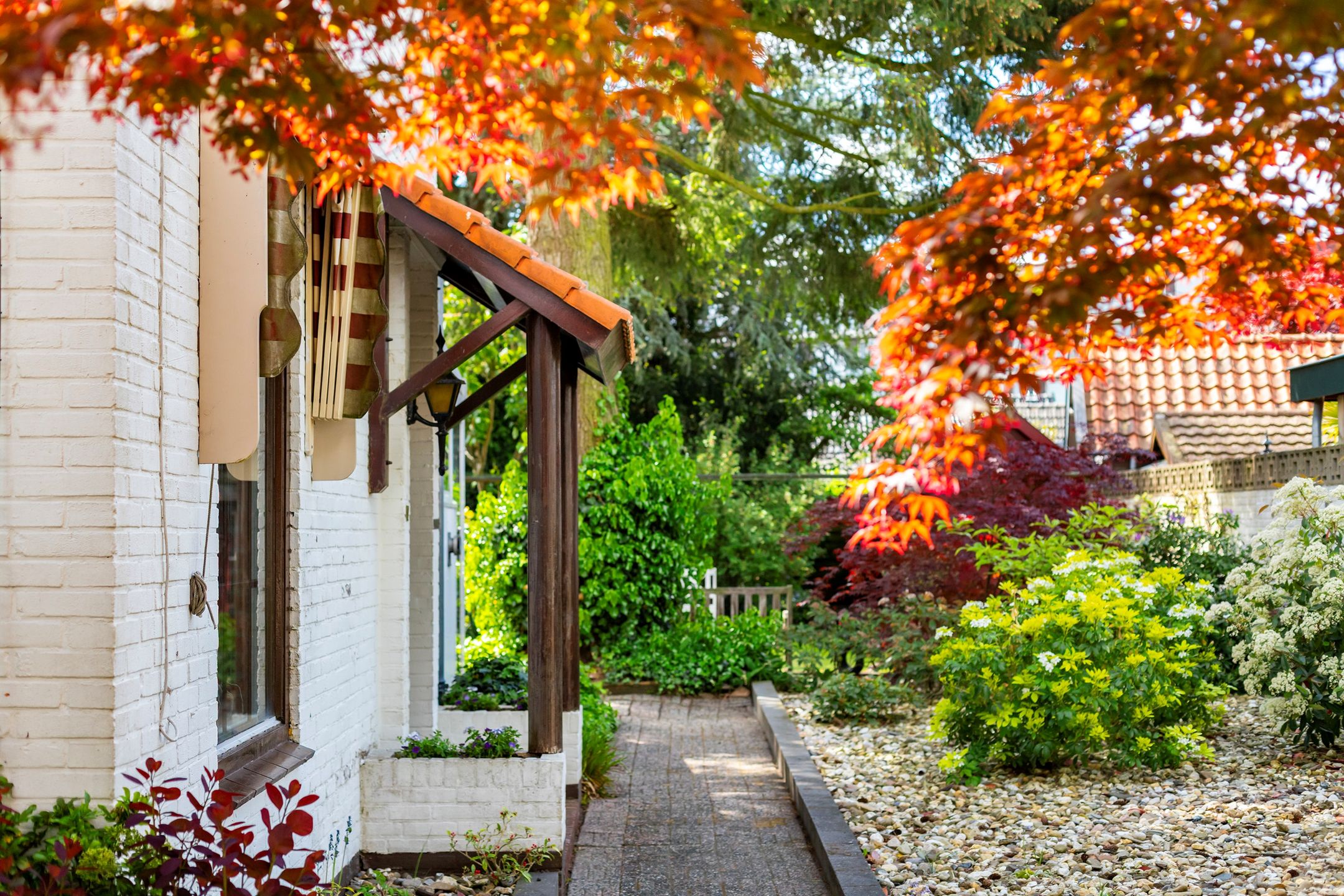 Spacious 1950s Detached Home with Sunlit South Garden — 15