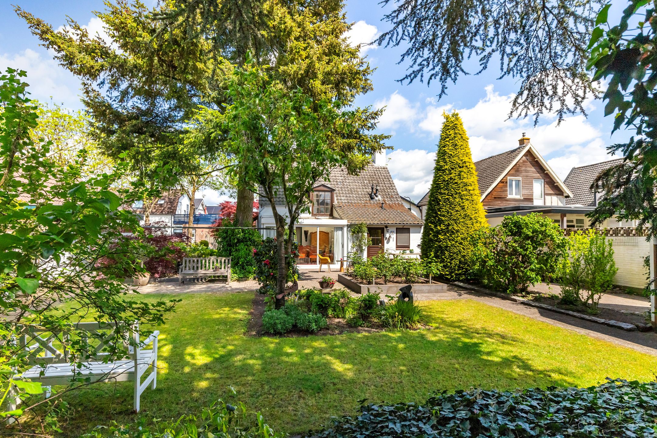 Spacious 1950s Detached Home with Sunlit South Garden — 30