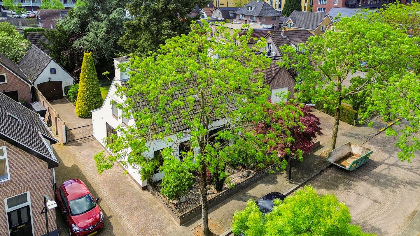 Spacious 1950s Detached Home with Sunlit South Garden — 35