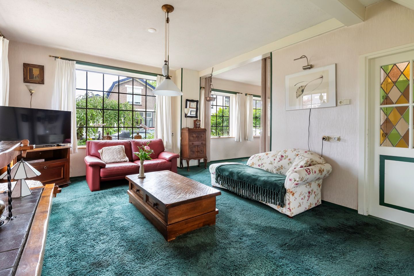 Spacious 1950s Detached Home with Sunlit South Garden — 44