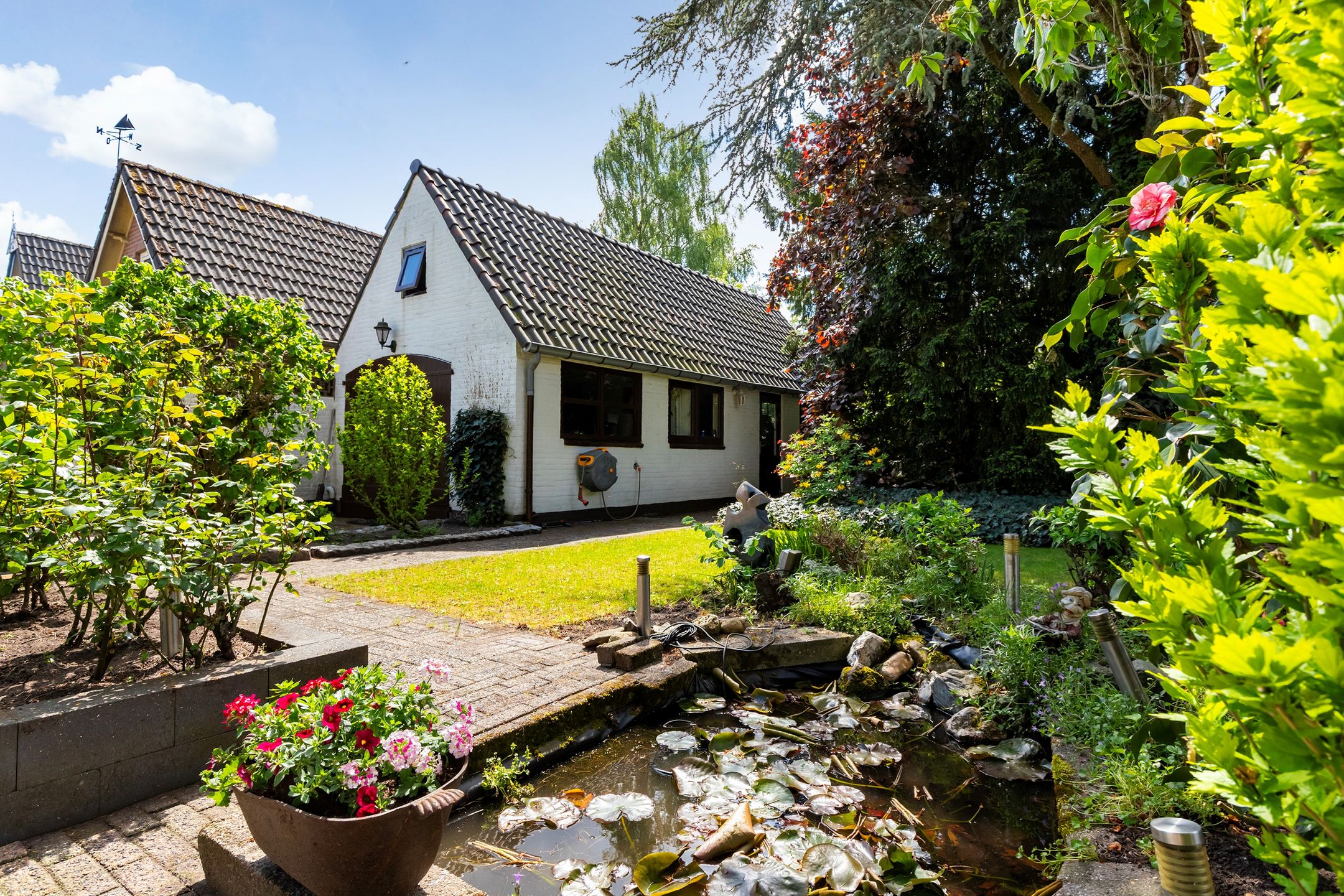 Spacious 1950s Detached Home with Sunlit South Garden — 21