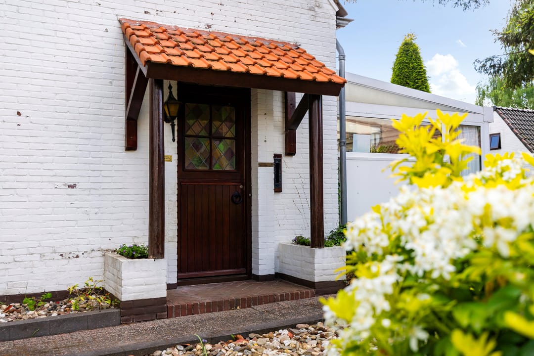 Spacious 1950s Detached Home with Sunlit South Garden — 16