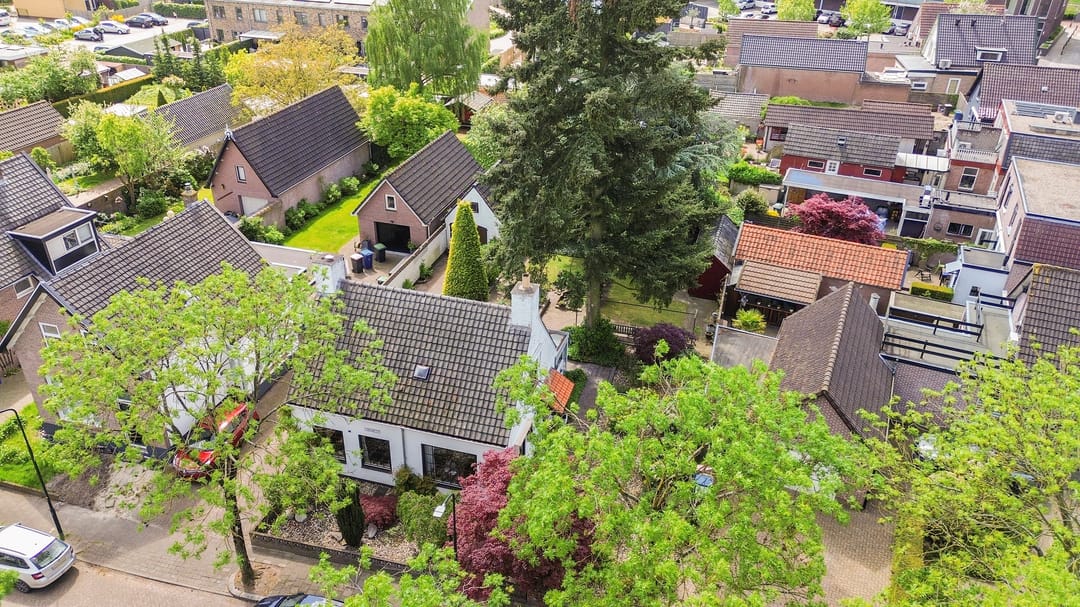 Spacious 1950s Detached Home with Sunlit South Garden — 38