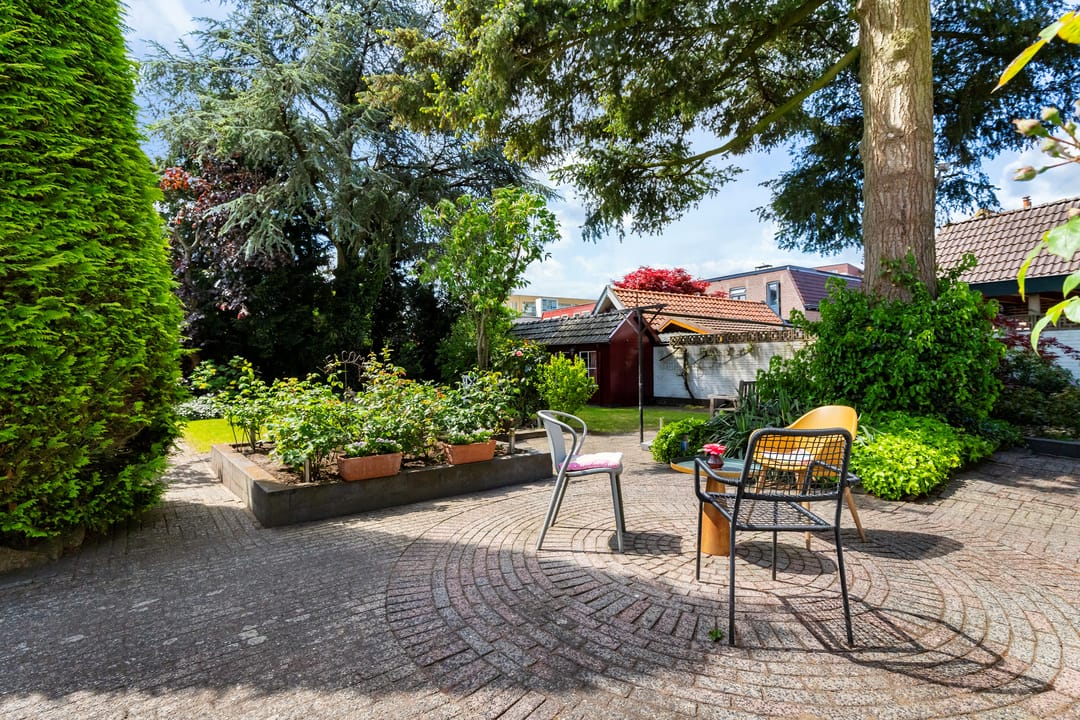 Spacious 1950s Detached Home with Sunlit South Garden — 22