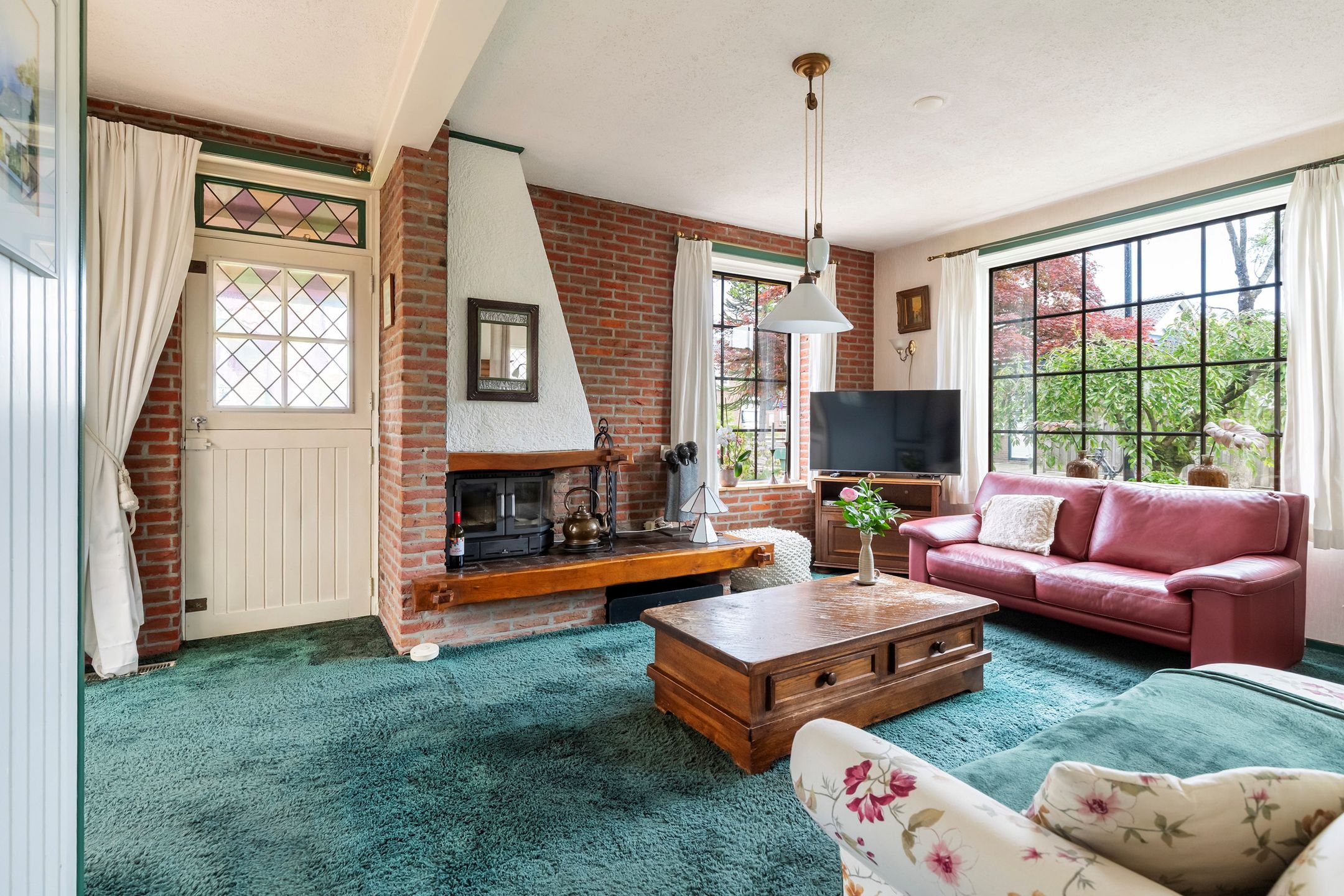 Spacious 1950s Detached Home with Sunlit South Garden — 42