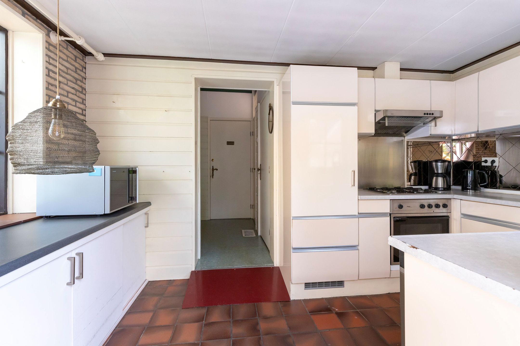 Spacious 1950s Detached Home with Sunlit South Garden — 54