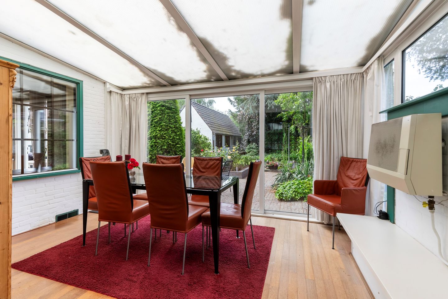 Spacious 1950s Detached Home with Sunlit South Garden — 50