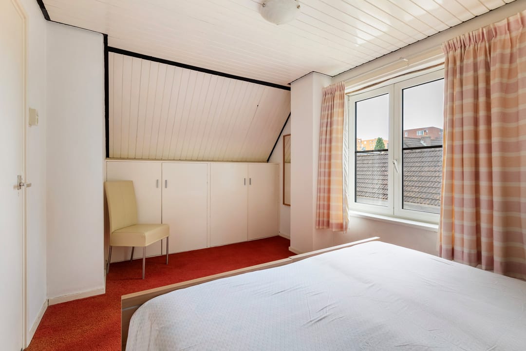 Spacious 1950s Detached Home with Sunlit South Garden — 58