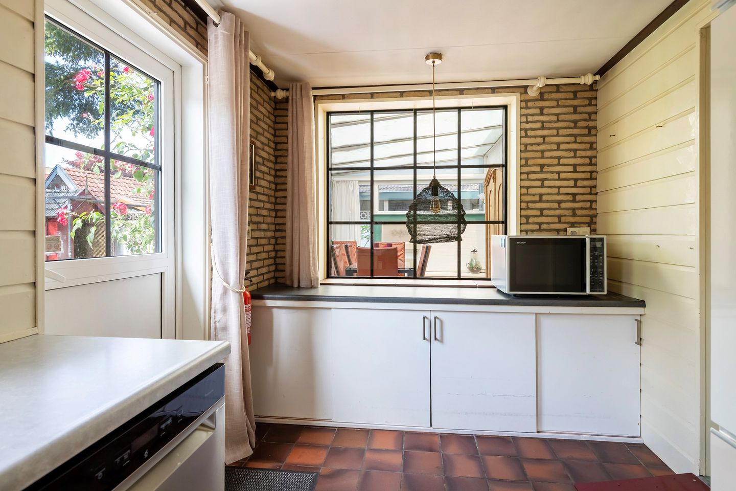 Spacious 1950s Detached Home with Sunlit South Garden — 55