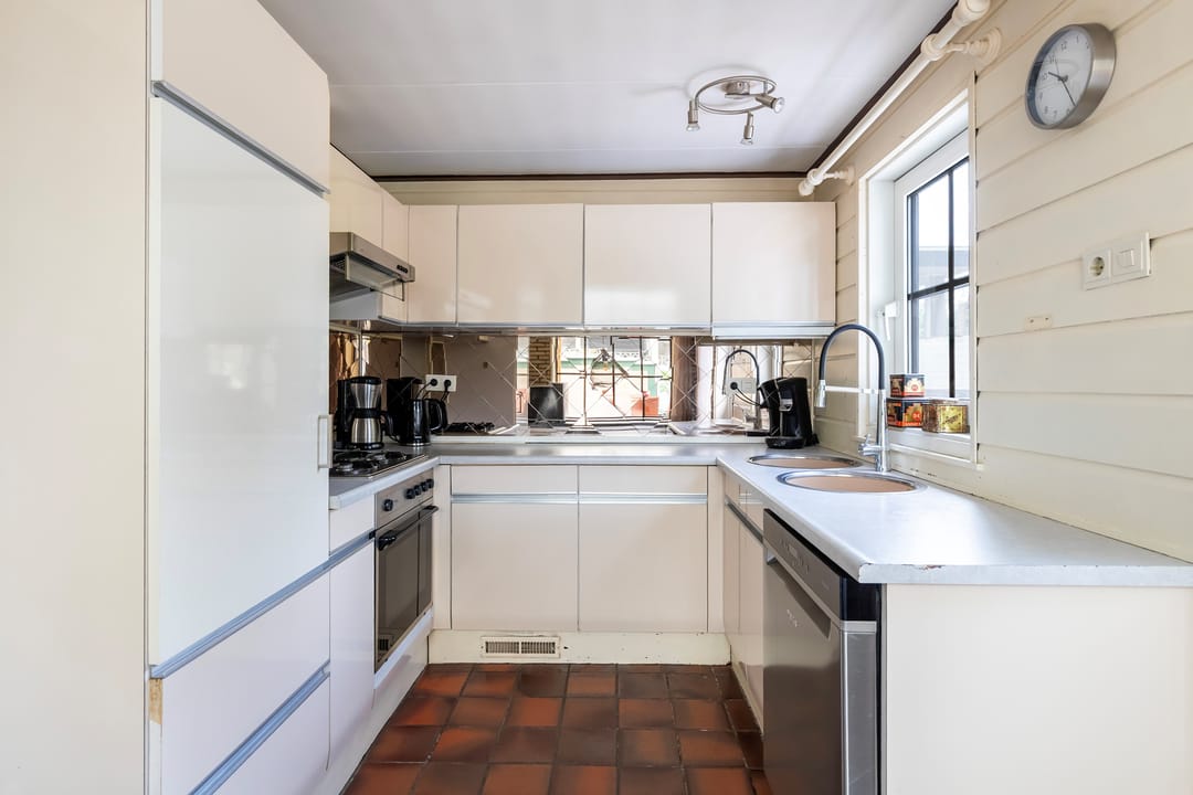 Spacious 1950s Detached Home with Sunlit South Garden — 53