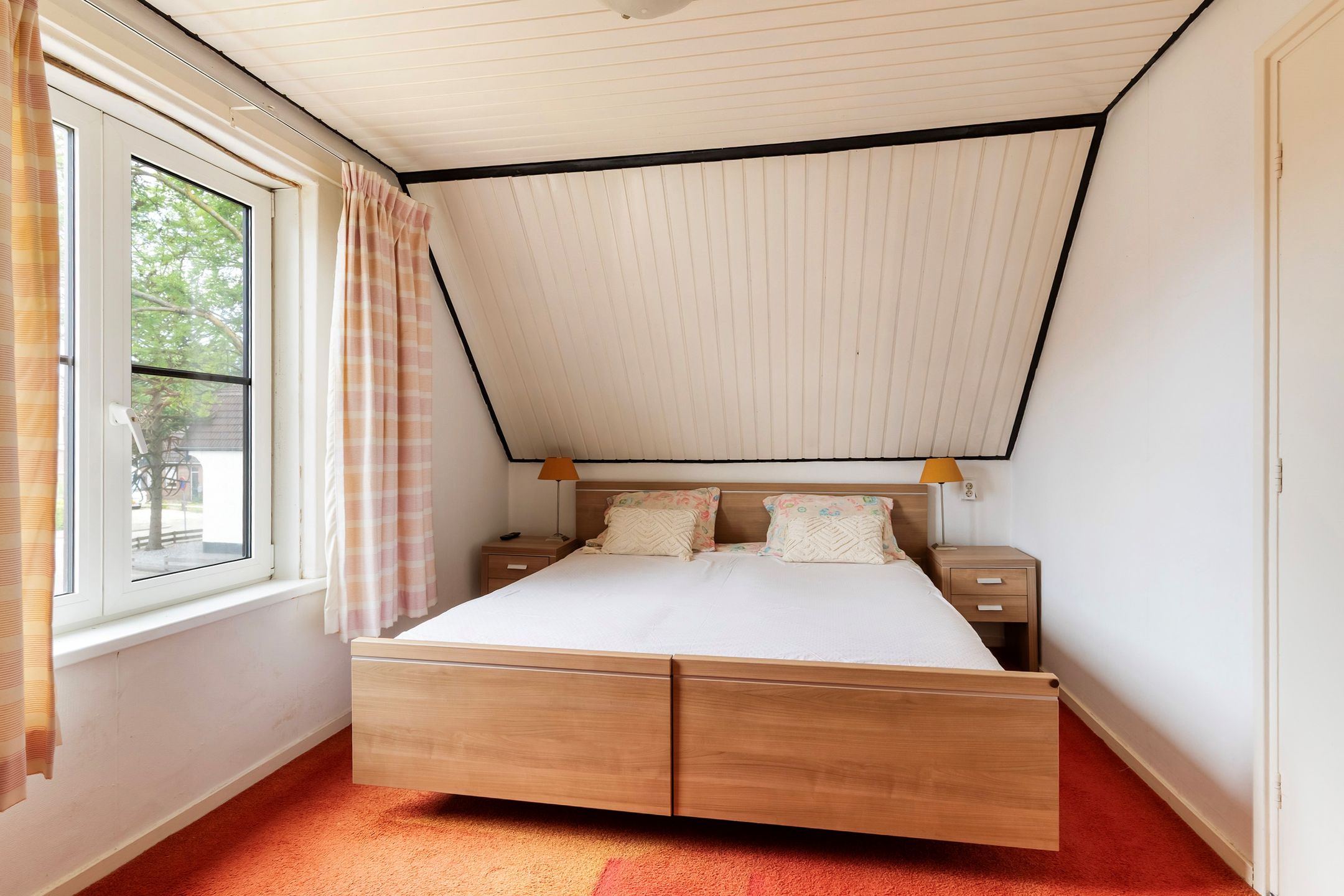 Spacious 1950s Detached Home with Sunlit South Garden — 57