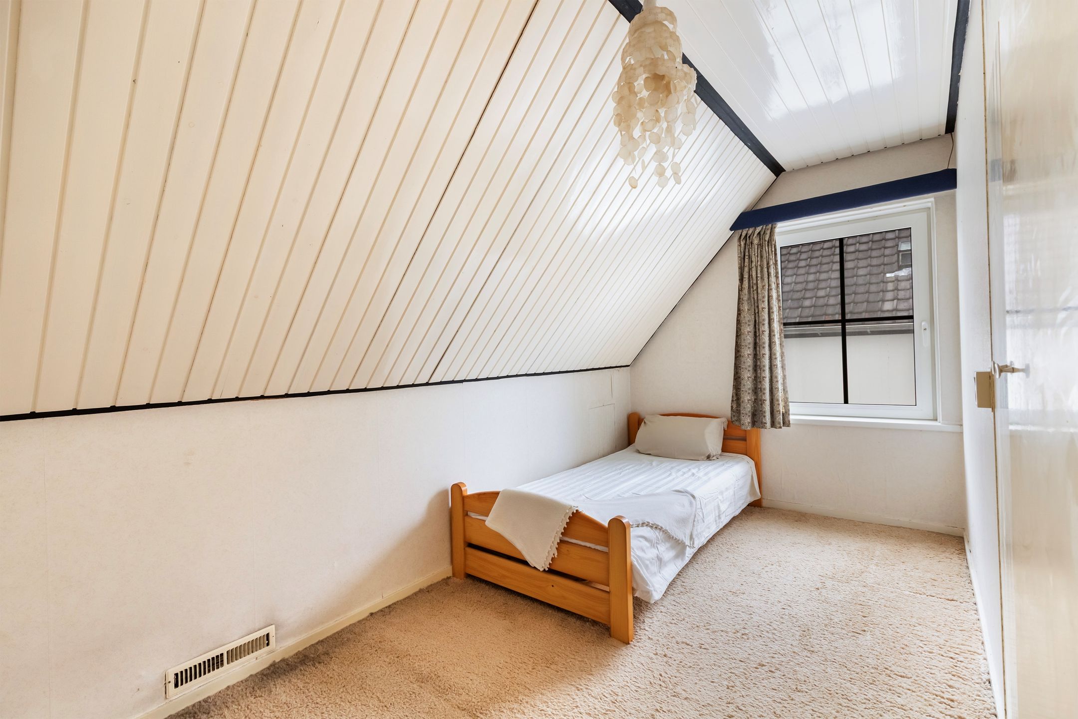 Spacious 1950s Detached Home with Sunlit South Garden — 60