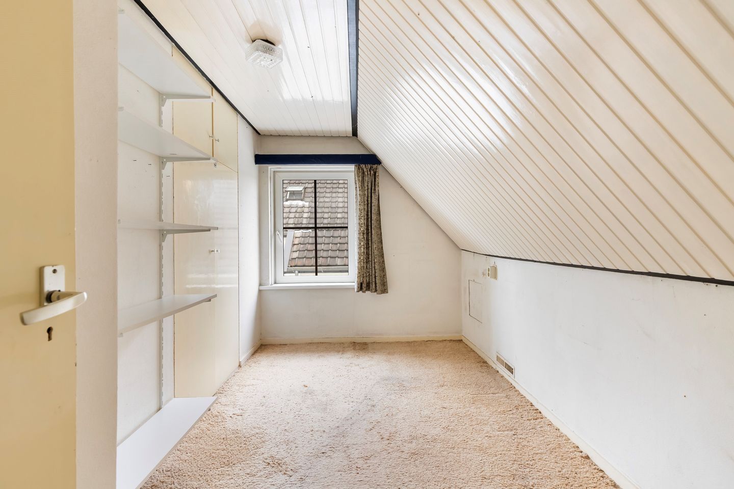 Spacious 1950s Detached Home with Sunlit South Garden — 59