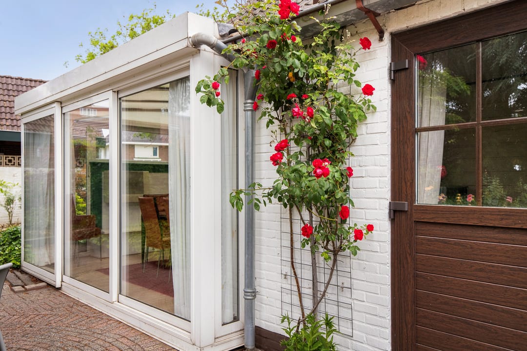 Spacious 1950s Detached Home with Sunlit South Garden — 52