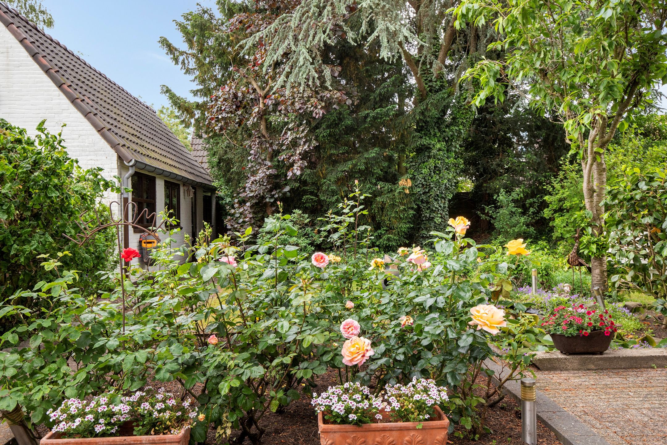 Spacious 1950s Detached Home with Sunlit South Garden — 51