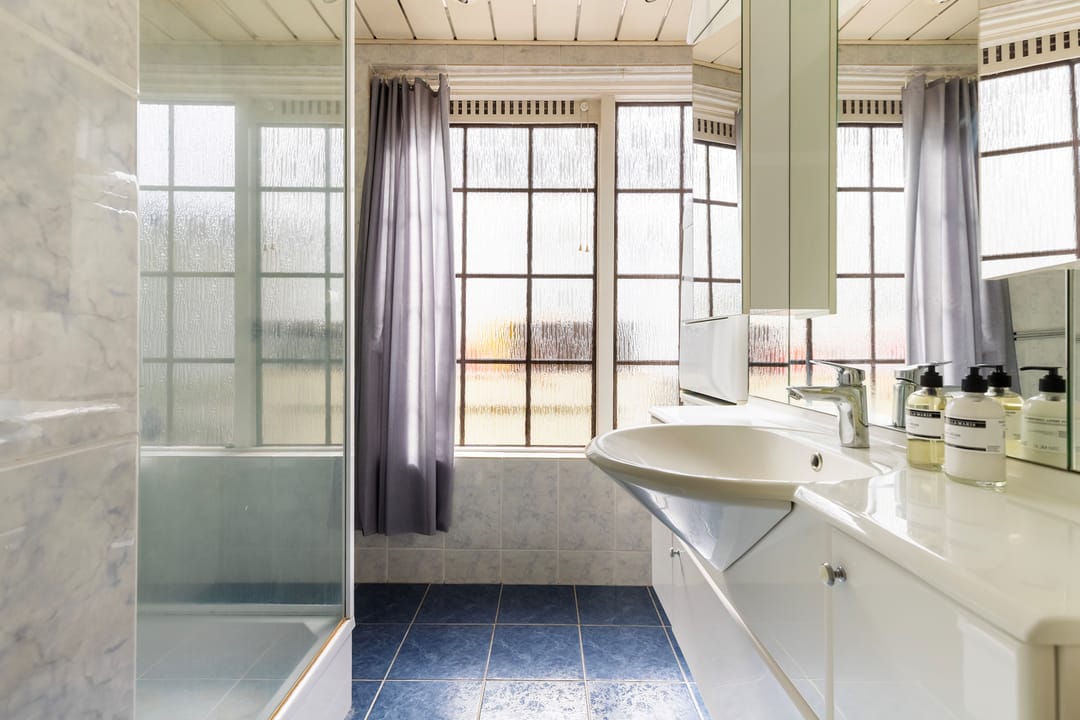 Spacious 1950s Detached Home with Sunlit South Garden — 61
