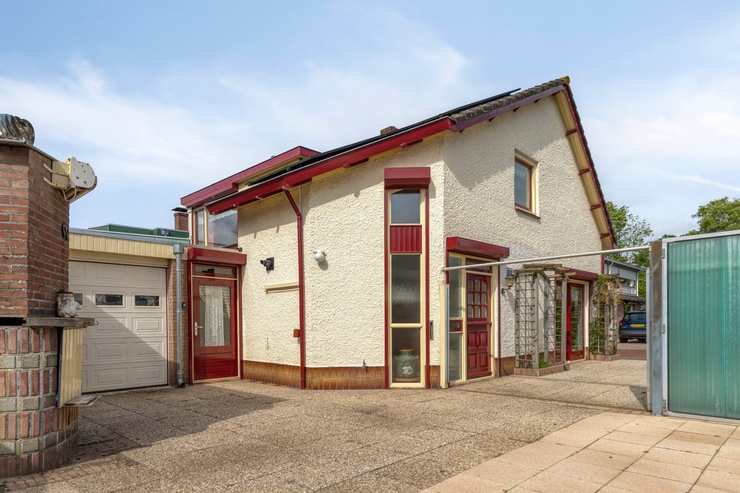 Charming Detached Home from 1905 with Renovation Potential in Quiet Brakel — 43