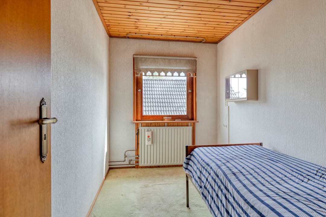 Charming Detached Home from 1905 with Renovation Potential in Quiet Brakel — 31