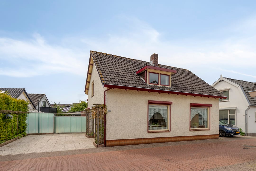 Charming Detached Home from 1905 with Renovation Potential in Quiet Brakel