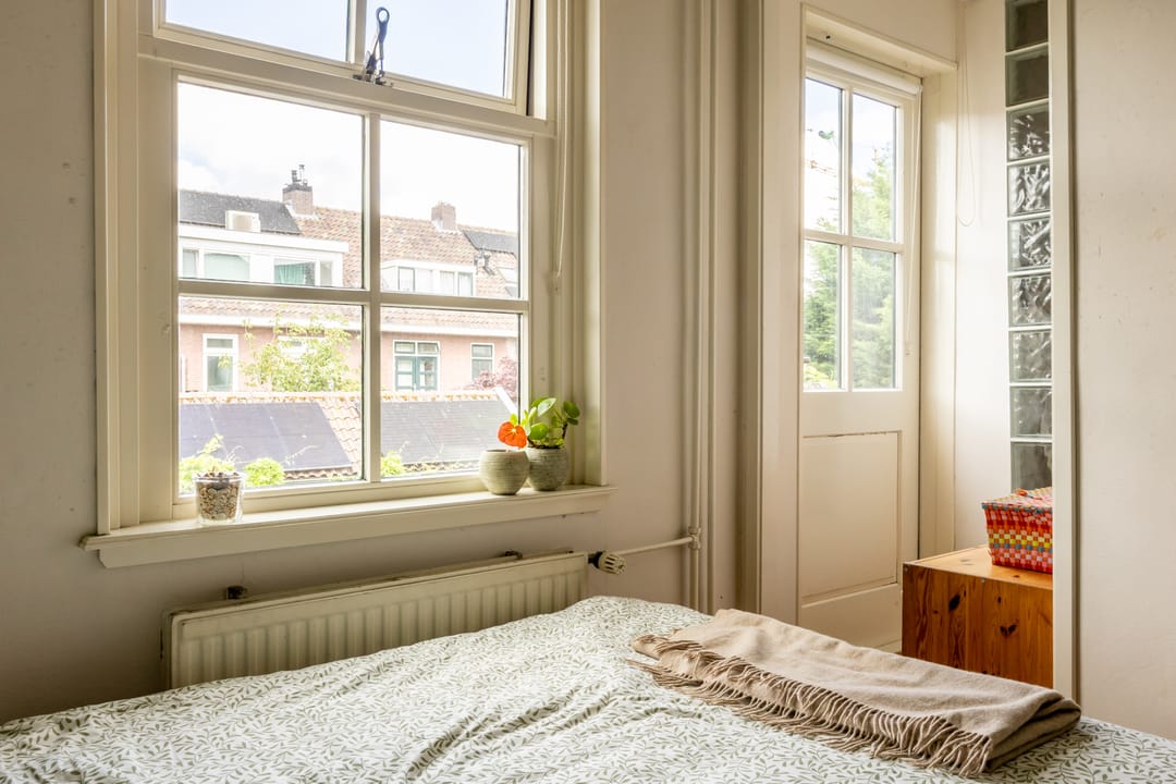 Characteristic Canal Townhouse in Historic Schoonhoven Center — 31