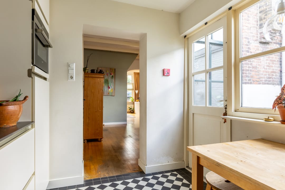 Characteristic Canal Townhouse in Historic Schoonhoven Center — 23