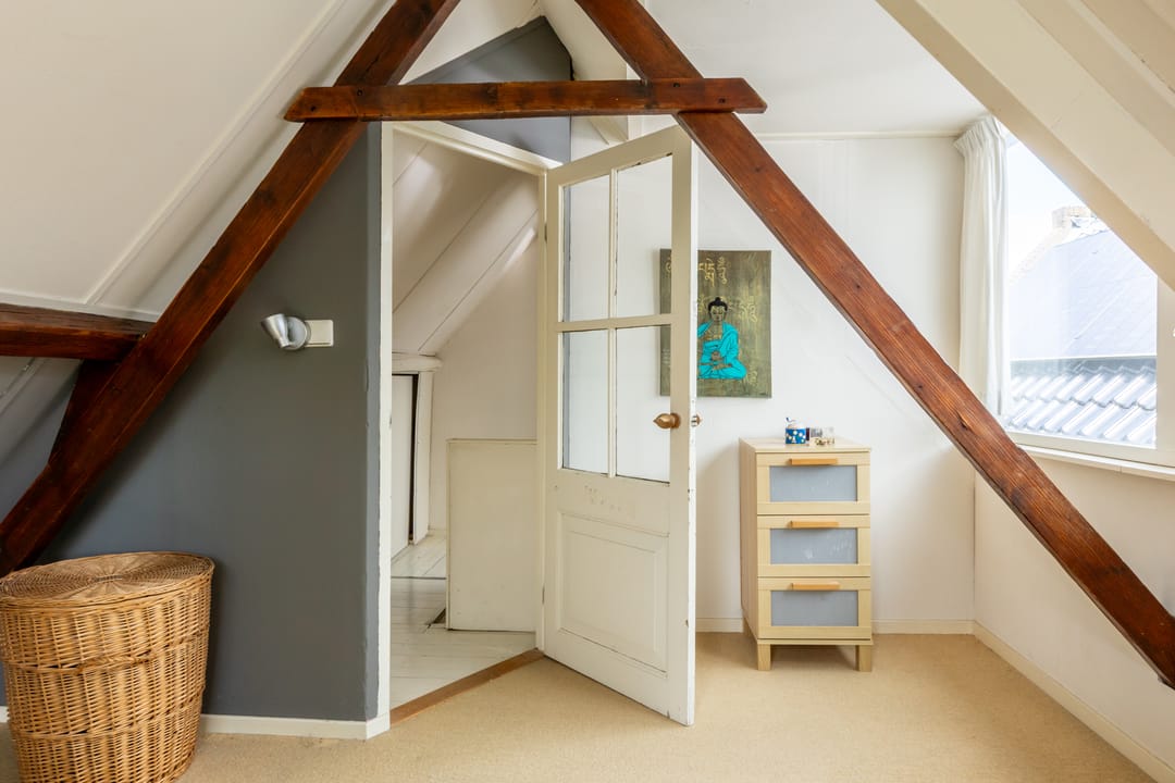 Characteristic Canal Townhouse in Historic Schoonhoven Center — 43