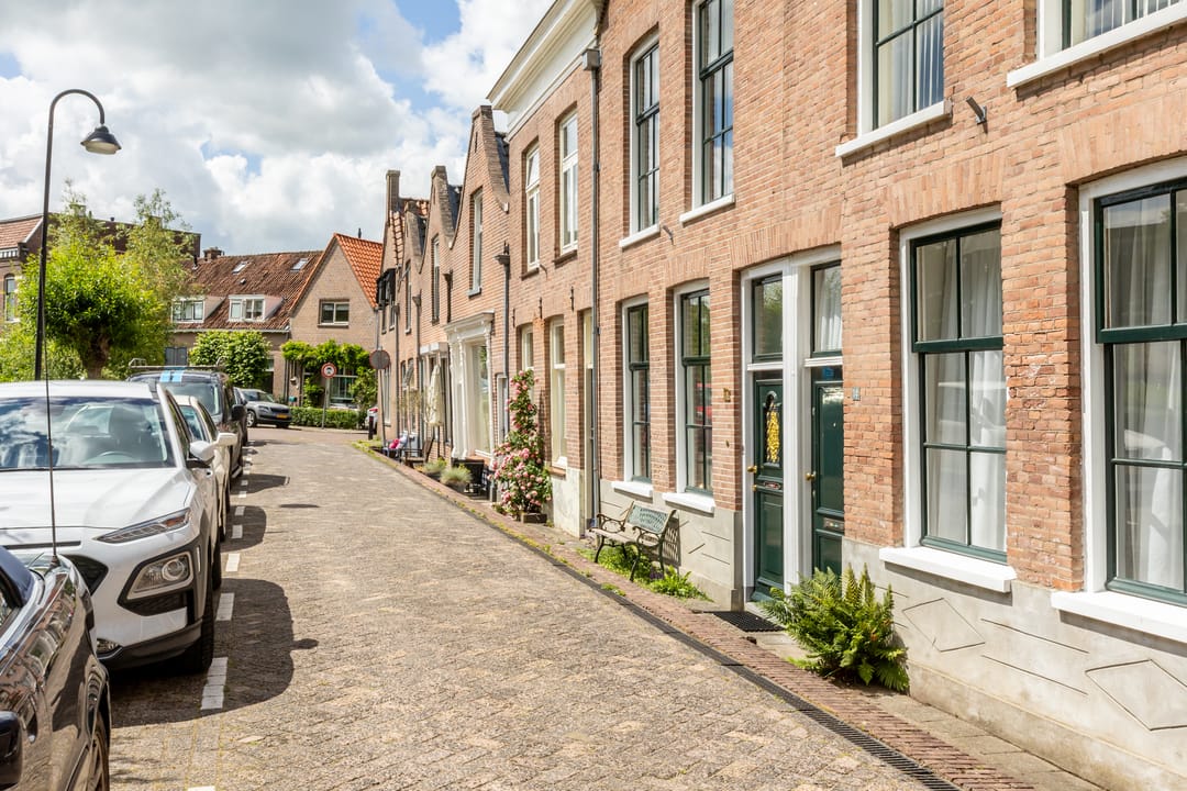 Characteristic Canal Townhouse in Historic Schoonhoven Center — 56