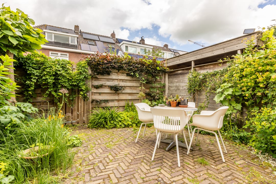Characteristic Canal Townhouse in Historic Schoonhoven Center — 47