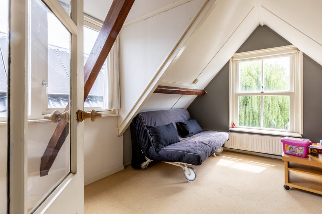 Characteristic Canal Townhouse in Historic Schoonhoven Center — 41