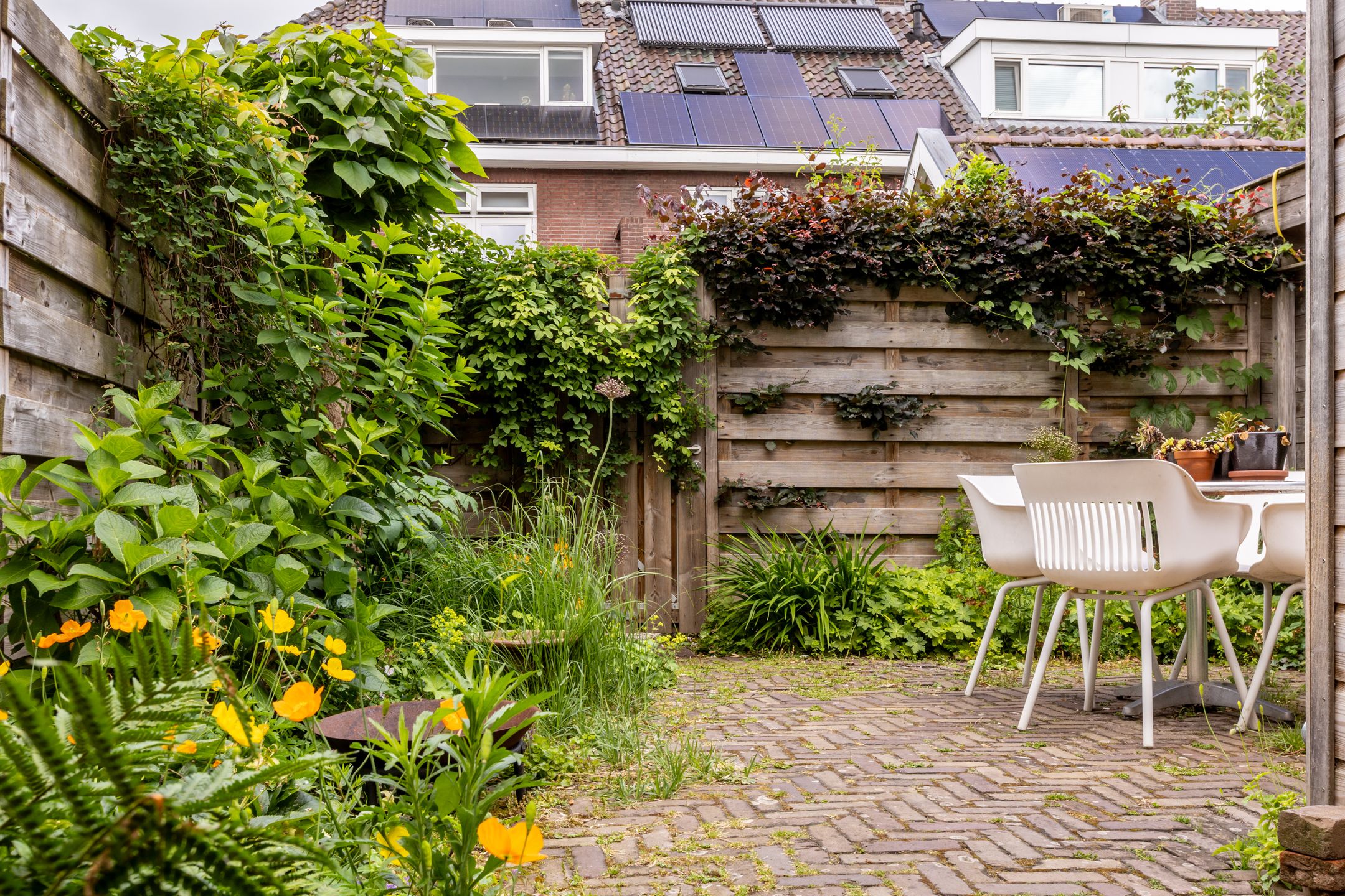 Characteristic Canal Townhouse in Historic Schoonhoven Center — 48
