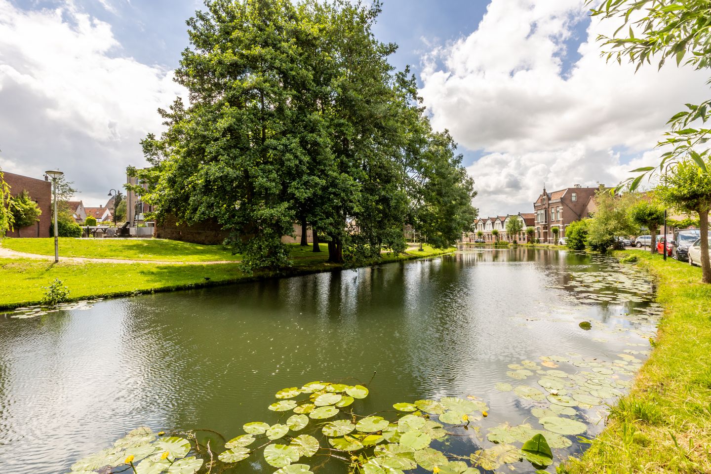 Characteristic Canal Townhouse in Historic Schoonhoven Center — 59