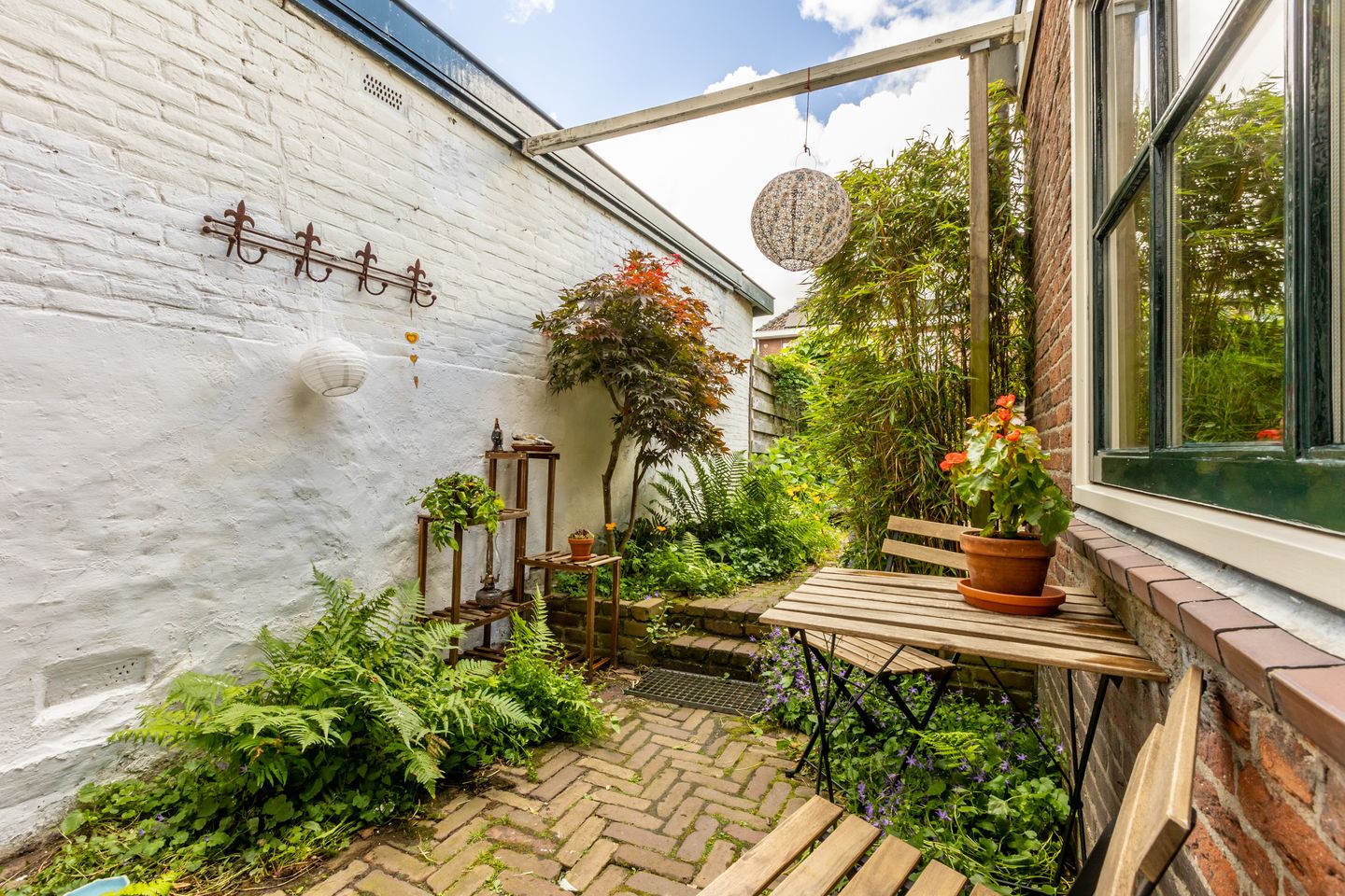 Characteristic Canal Townhouse in Historic Schoonhoven Center — 44