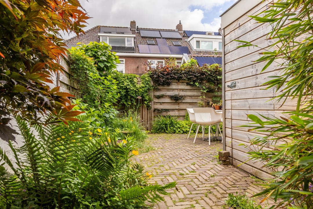 Characteristic Canal Townhouse in Historic Schoonhoven Center — 46