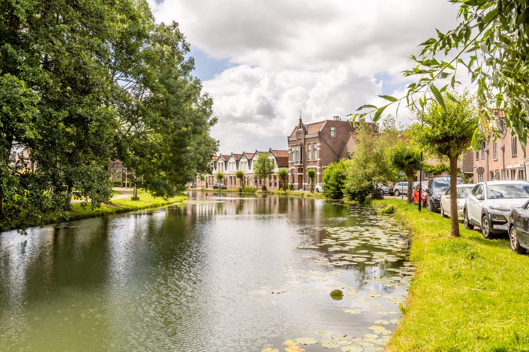 Characteristic Canal Townhouse in Historic Schoonhoven Center — 58