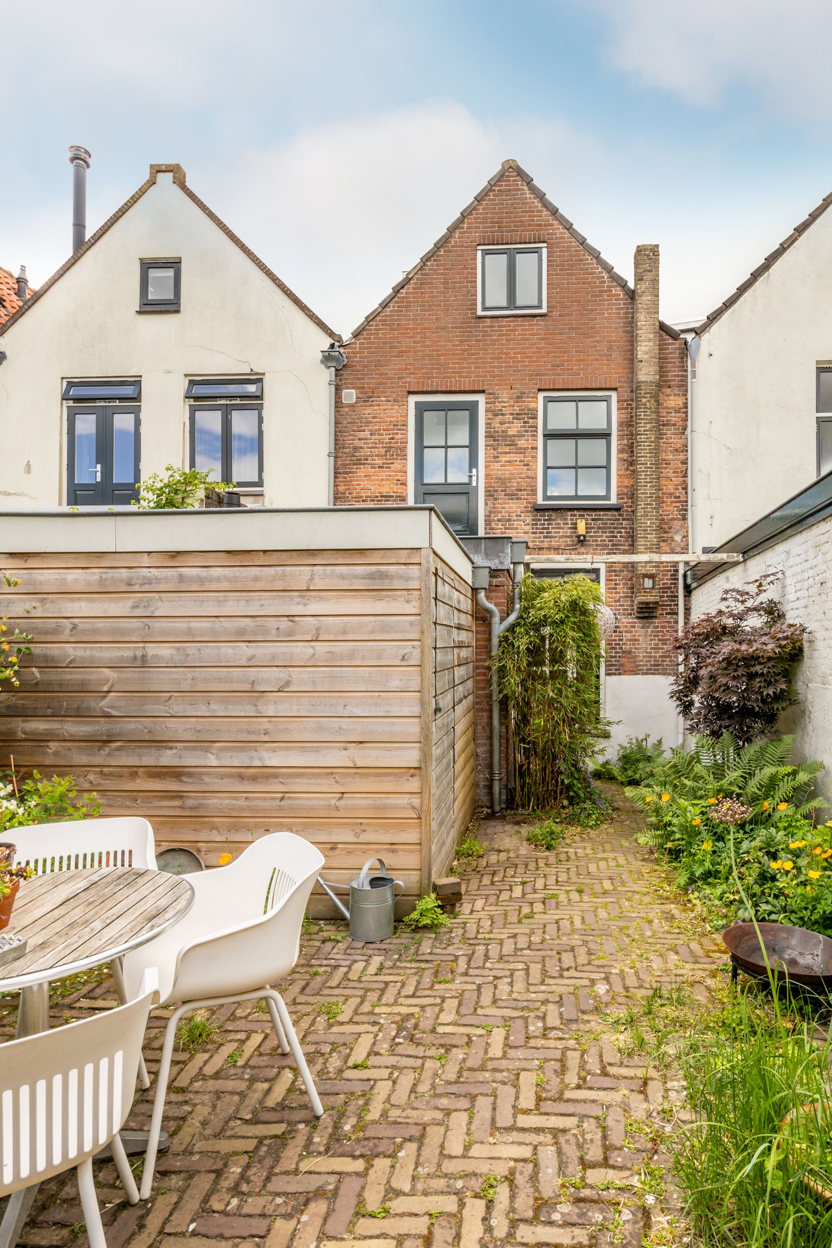 Characteristic Canal Townhouse in Historic Schoonhoven Center — 51
