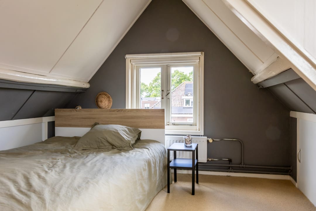 Characteristic Canal Townhouse in Historic Schoonhoven Center — 38