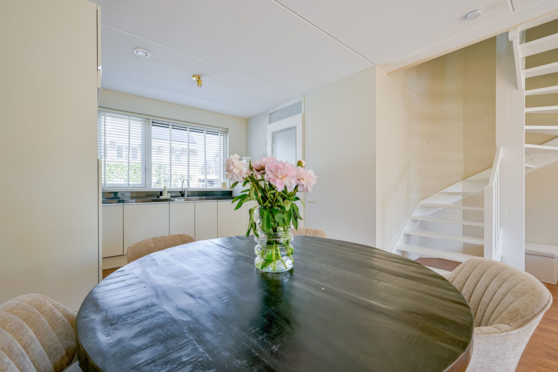 Spacious Five-Bedroom Terraced Home with Sunny Southeast-Facing Garden in Family-Friendly Neighborhood — 12