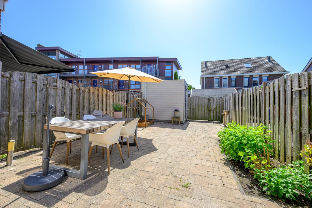 Spacious Five-Bedroom Terraced Home with Sunny Southeast-Facing Garden in Family-Friendly Neighborhood — 13