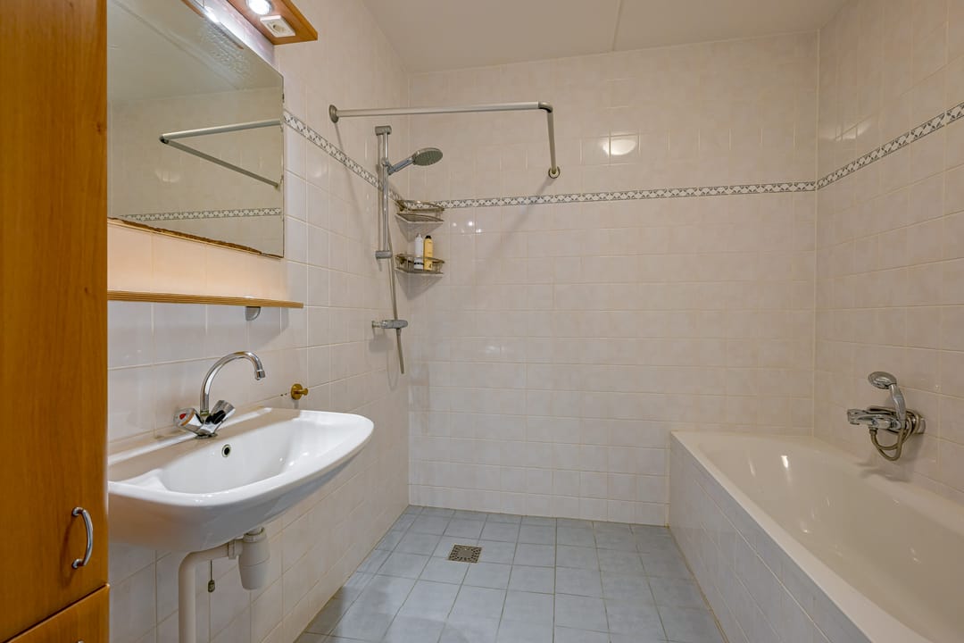 Spacious Five-Bedroom Terraced Home with Sunny Southeast-Facing Garden in Family-Friendly Neighborhood — 22