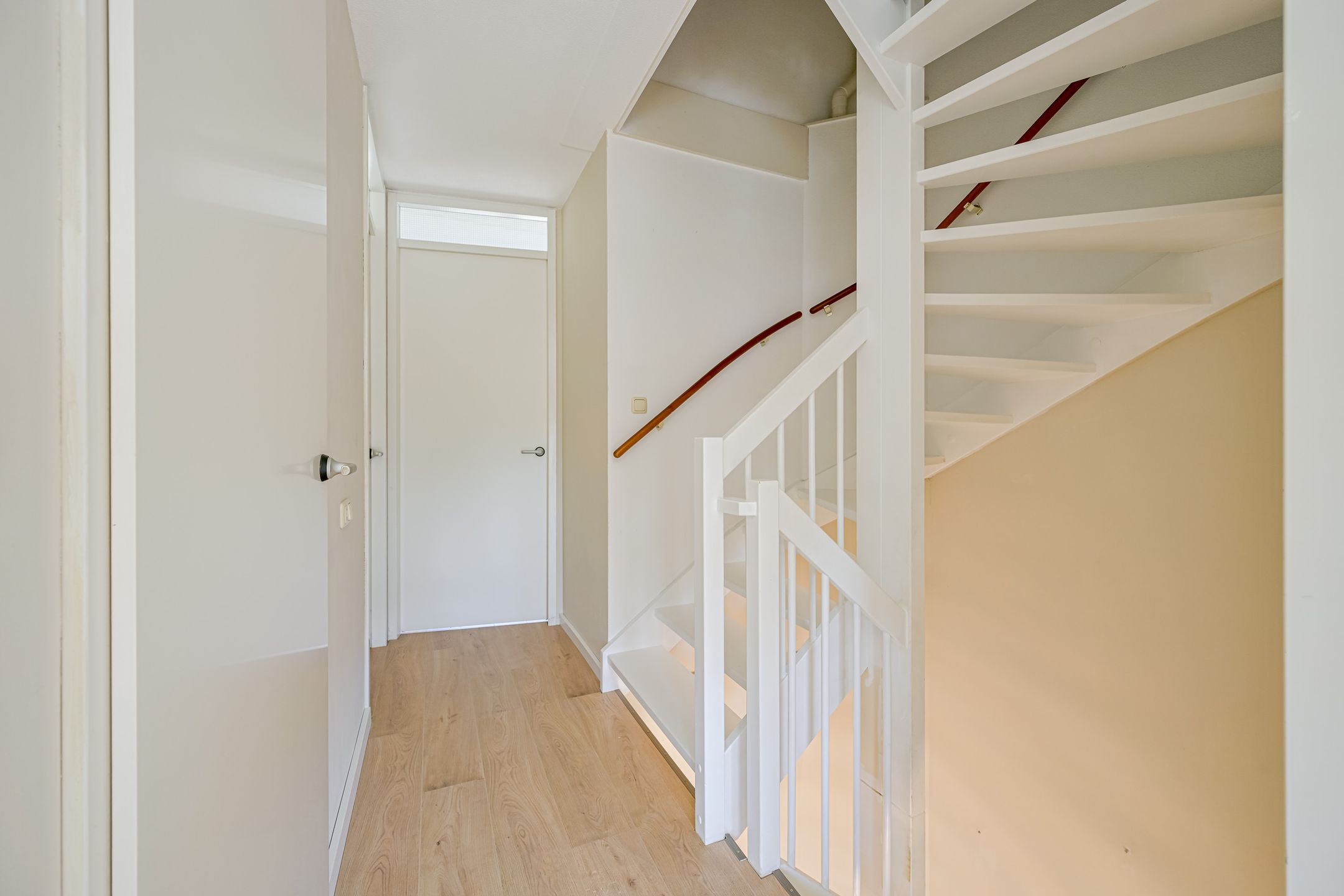 Spacious Five-Bedroom Terraced Home with Sunny Southeast-Facing Garden in Family-Friendly Neighborhood — 24