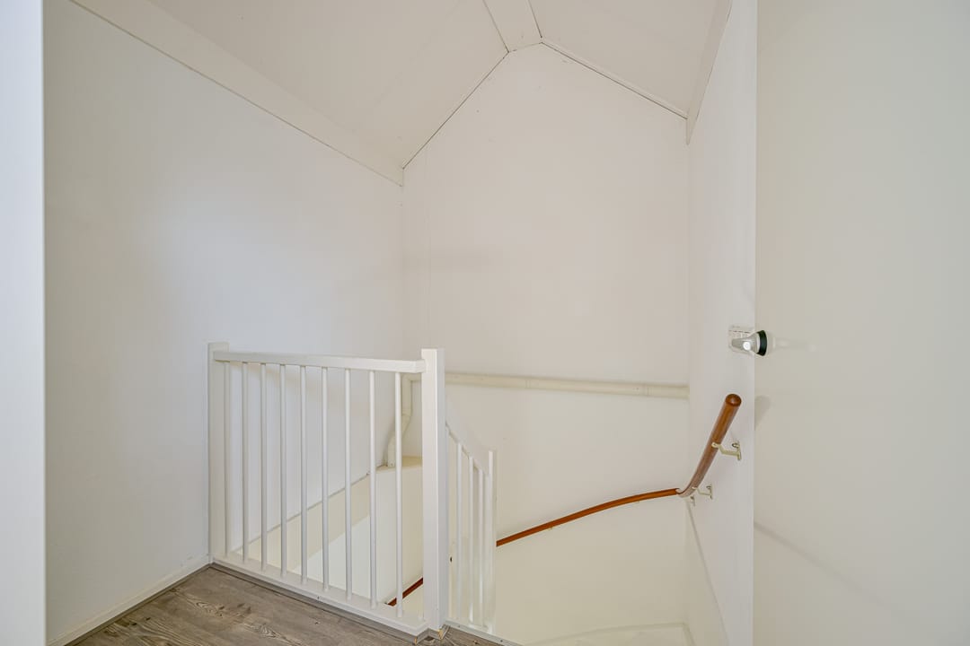 Spacious Five-Bedroom Terraced Home with Sunny Southeast-Facing Garden in Family-Friendly Neighborhood — 28