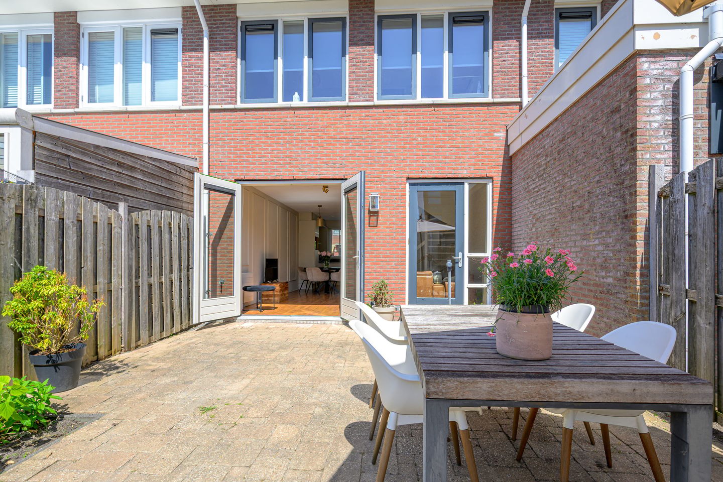 Spacious Five-Bedroom Terraced Home with Sunny Southeast-Facing Garden in Family-Friendly Neighborhood — 29