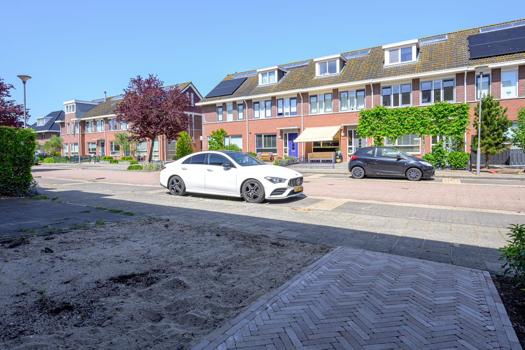 Spacious Five-Bedroom Terraced Home with Sunny Southeast-Facing Garden in Family-Friendly Neighborhood — 32