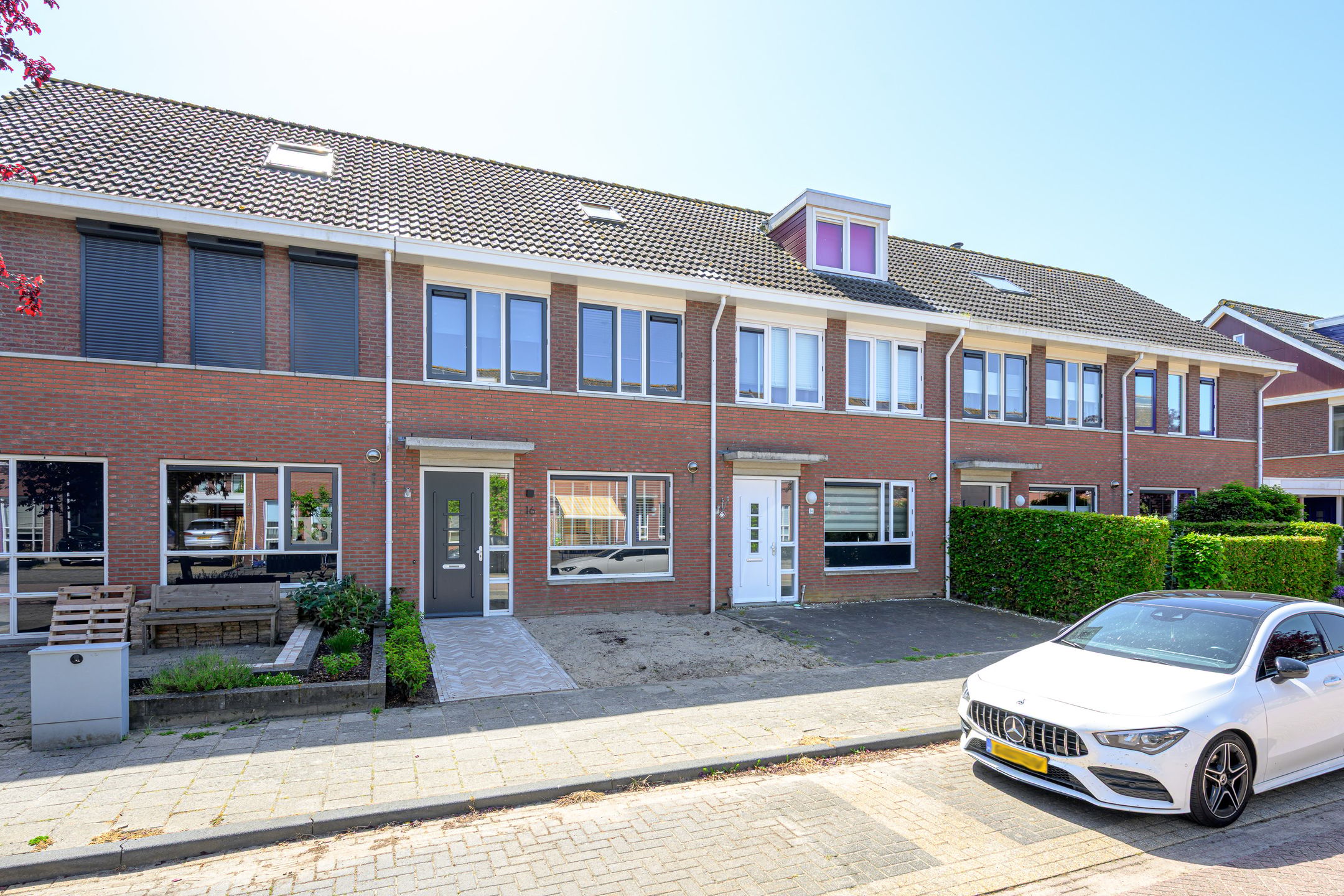 Spacious Five-Bedroom Terraced Home with Sunny Southeast-Facing Garden in Family-Friendly Neighborhood — 33