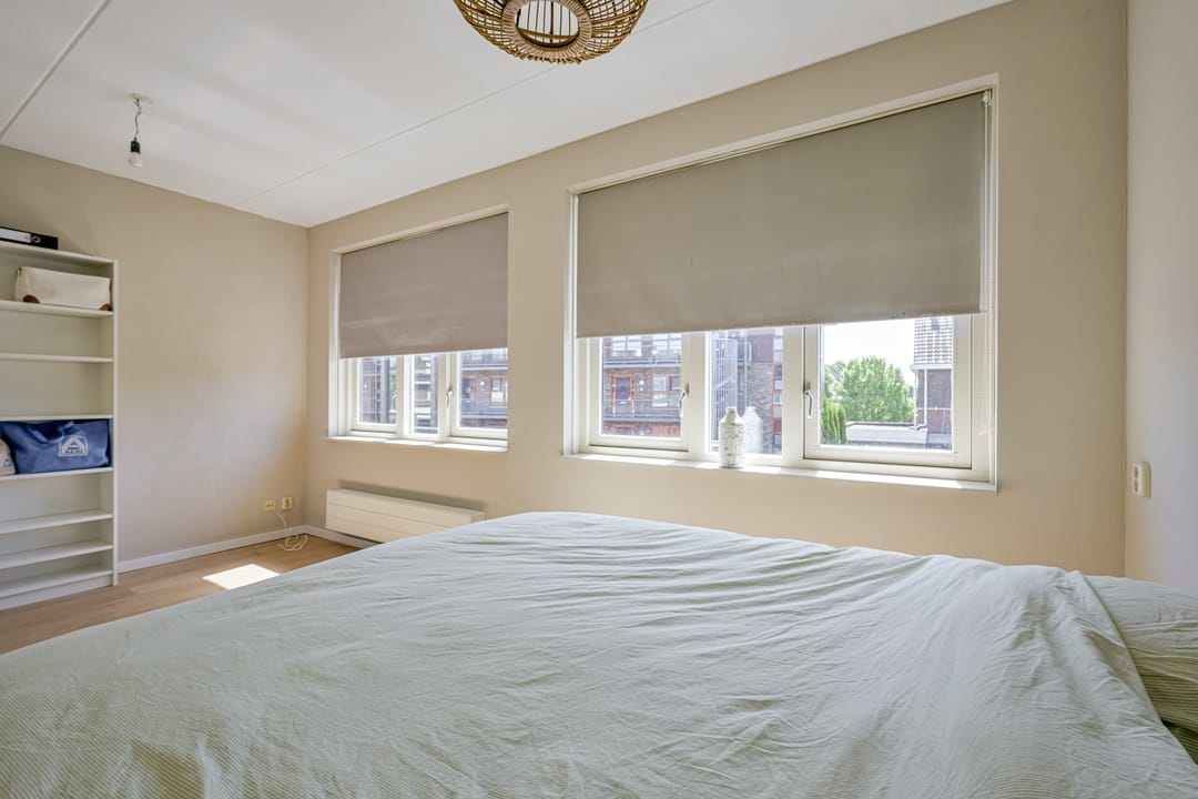 Spacious Five-Bedroom Terraced Home with Sunny Southeast-Facing Garden in Family-Friendly Neighborhood — 16