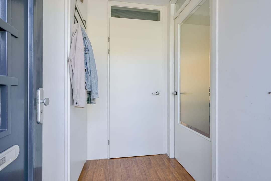 Spacious Five-Bedroom Terraced Home with Sunny Southeast-Facing Garden in Family-Friendly Neighborhood — 7