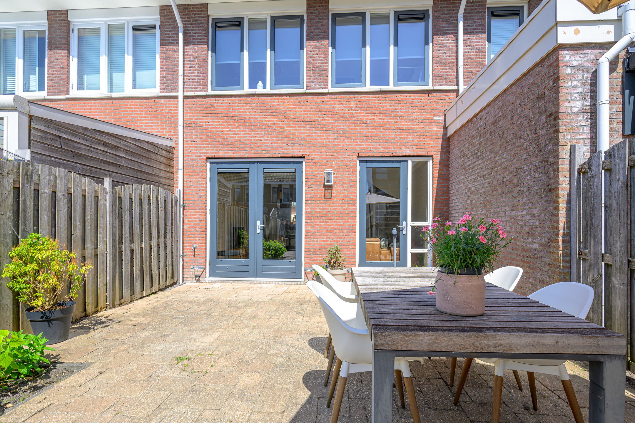 Spacious Five-Bedroom Terraced Home with Sunny Southeast-Facing Garden in Family-Friendly Neighborhood — 30