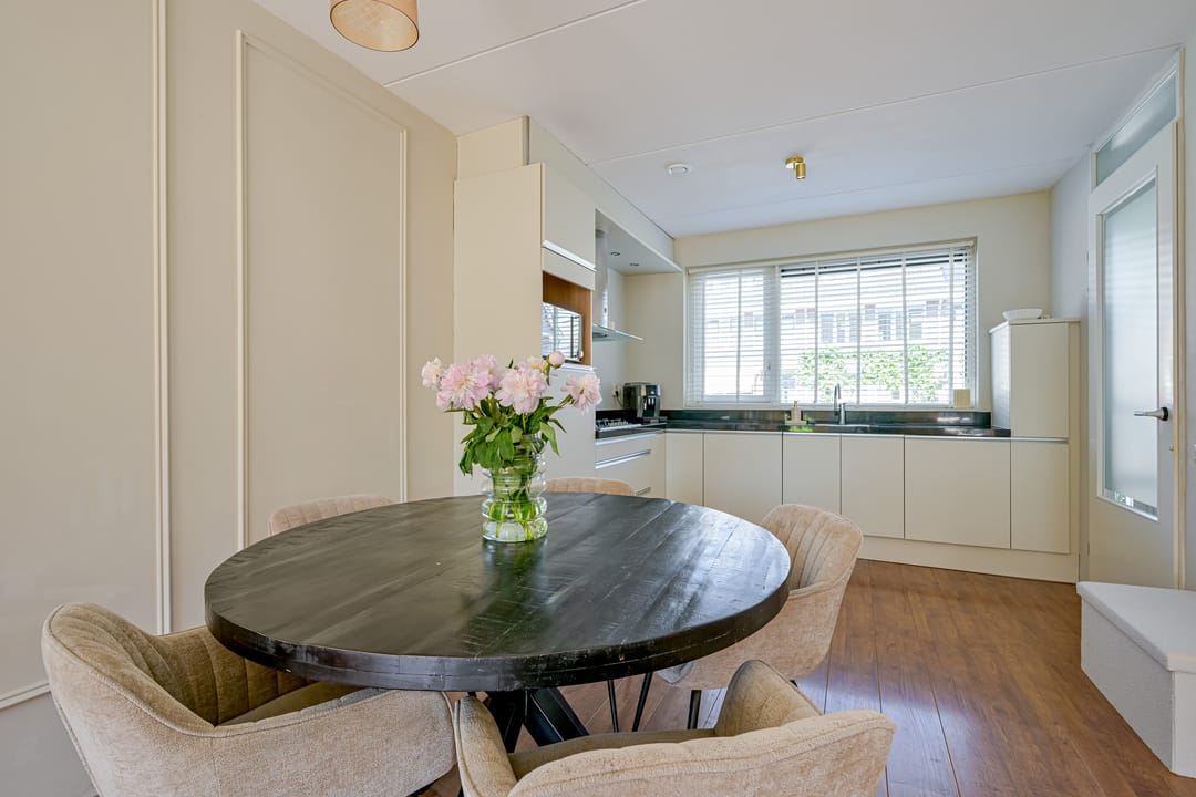 Spacious Five-Bedroom Terraced Home with Sunny Southeast-Facing Garden in Family-Friendly Neighborhood — 11