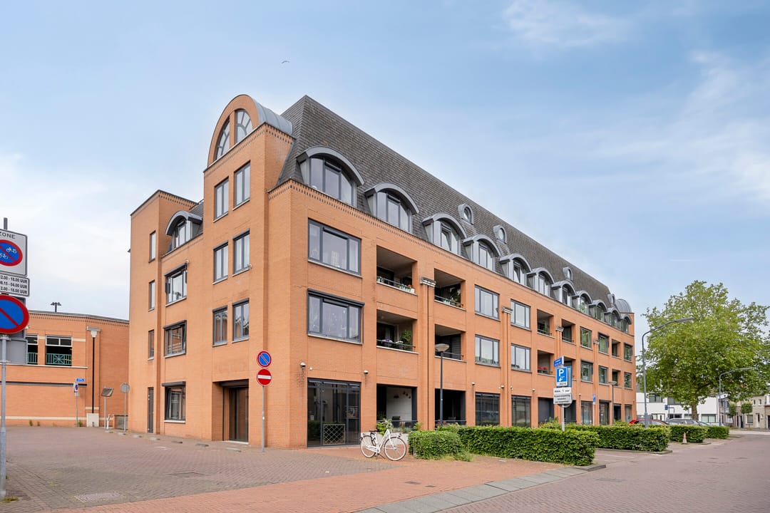 Elegant Penthouse with Spacious Rooftop Terrace in Central Oosterhout