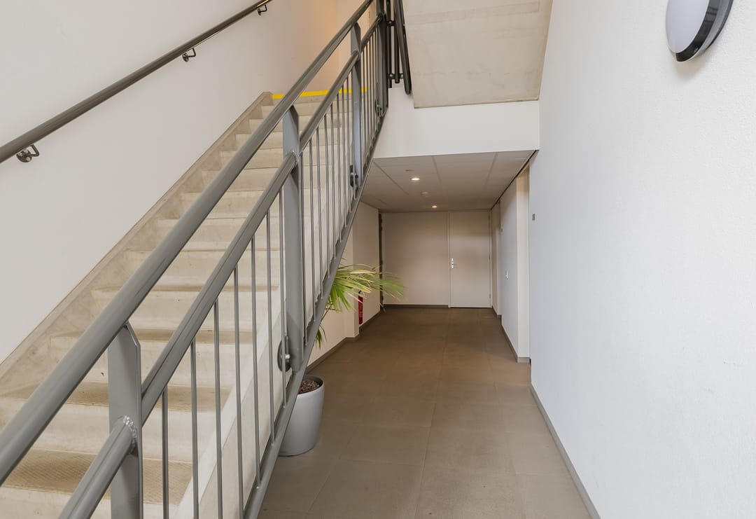 Modern Three Room Apartment with Balcony and Private Parking in Central Lisse — 8